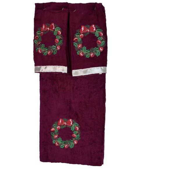 Trim A Home Christmas Presents Red Bathroom Towel Set 3 pieces Wreath design Cot - Picture 2 of 11